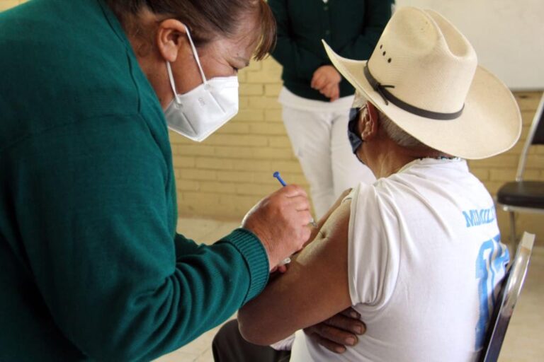 Avanza aplicación de vacuna para adultos mayores en Coahuila