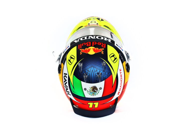 Checo Pérez presenta nuevo casco y presume la bandera mexicana