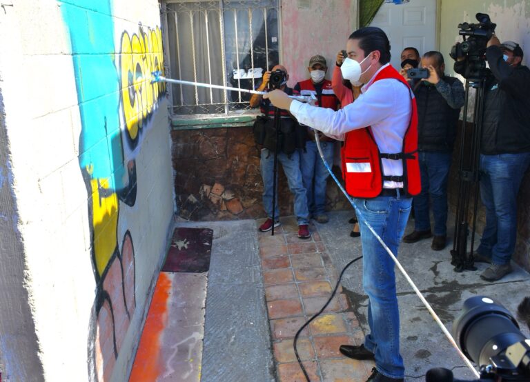 Chema Morales lleva “Enchúlame la Casa” a 650 viviendas de la colonia Ampliación Blanca Esthela 