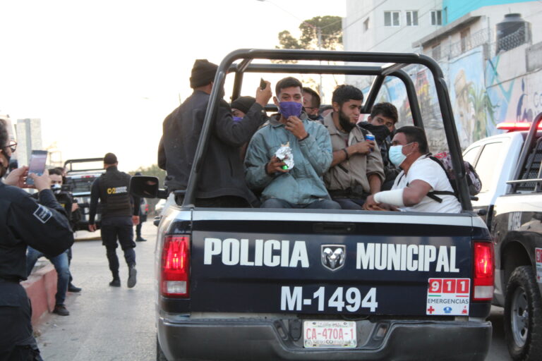 Desalojan a centroamericanos de campamento al exterior de la Casa del Migrante