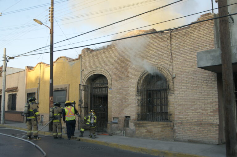 Mitigan bomberos incendio en vivienda abandonada de Zona Centro de Saltillo