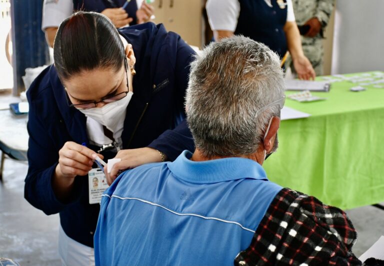 Secretaria del Bienestar vacuna a 150 adultos mayores en Ramos Arizpe 