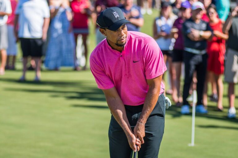 Tiger Woods resultó herido en accidente automovilístico