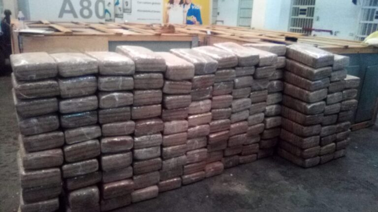 Detienen en Arteaga a 2 sujetos con 420 kilos de mariguana