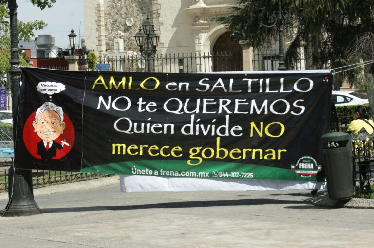 Realizan «juicio ciudadano» contra AMLO en Plaza de Armas