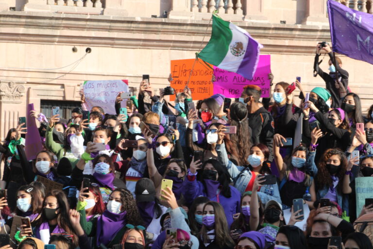 Alzan la voz: claman justicia mujeres en Saltillo en “Rodada Feminista”