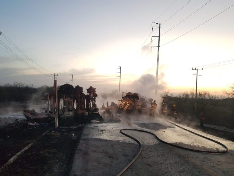 Accidente entre pipa y camión urbano deja 12 muertos en Salinas Victoria, Nuevo León