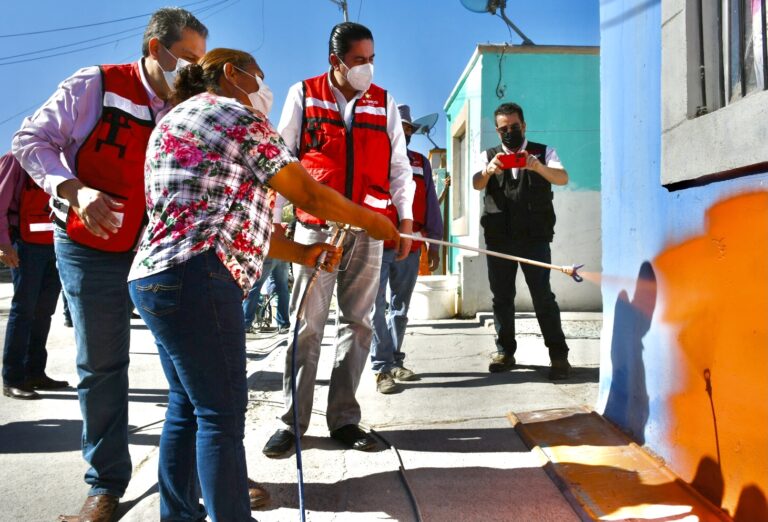 Alcalde lleva el programa “Enchúlame la Casa” a la colonia Analco II 