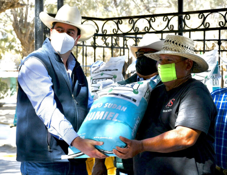 Chema Morales entrega programa ‘Más Semilla’ a productores del campo en Ramos Arizpe 