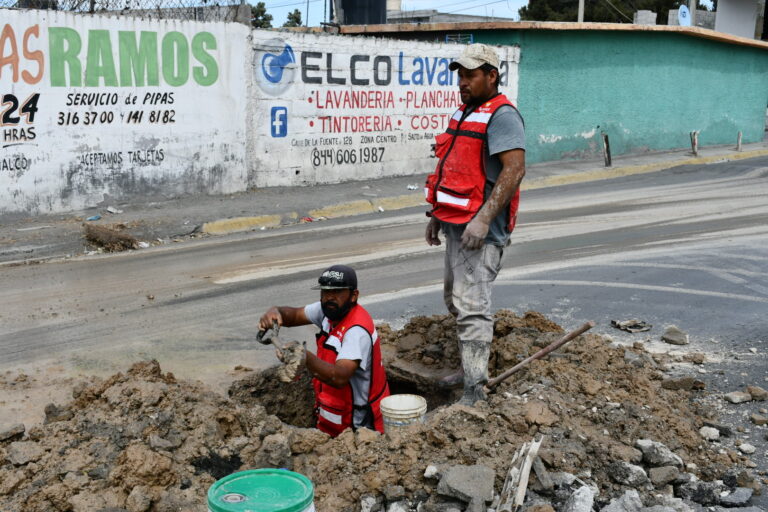 COMPARA atiende fuga de agua en colonia Santos Saucedo 