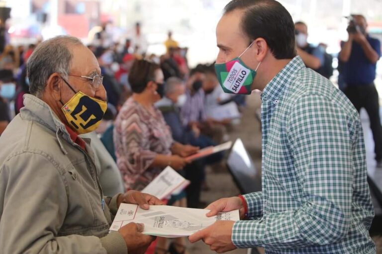 ¡Compromiso cumplido! Entrega Manolo escrituras en la Mario Ortiz