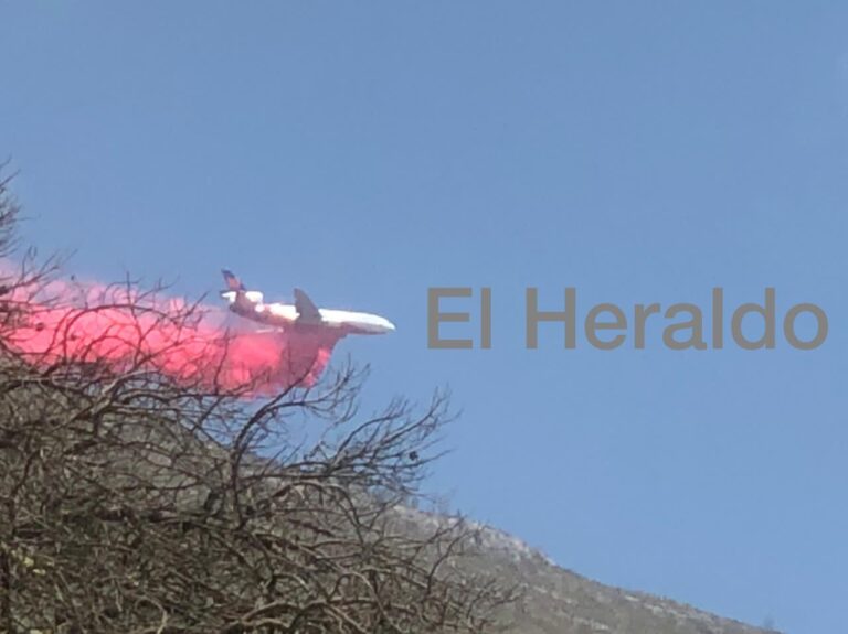  Reporta Coahuila que avión DC10 realiza descargas de agua con retardante de fuego en ‘La Pinalosa’