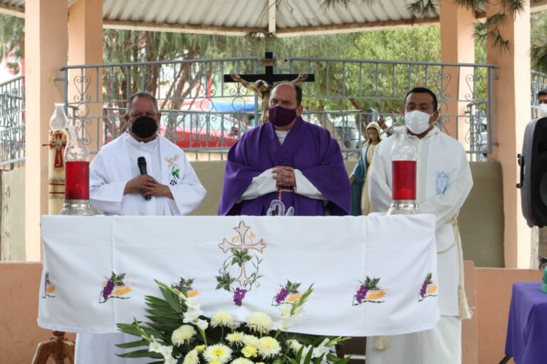 Desde Los Lirios, obispo Hilario oficia misa para pedir el fin del incendio en la Sierra de Arteaga