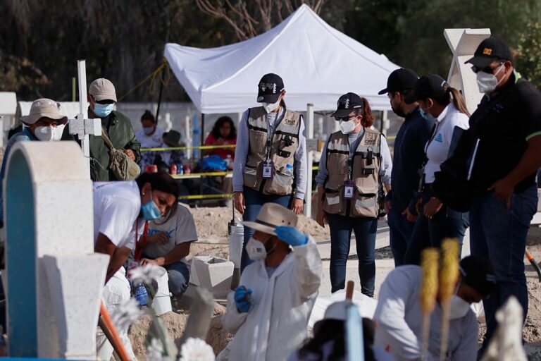 En Torreón, Centro de Identificación Humana de Coahuila toma muestras en panteón