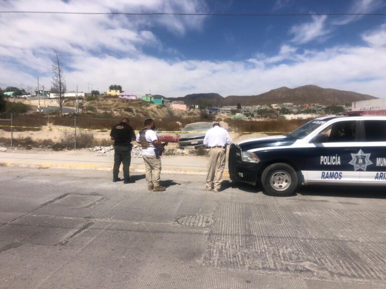 Encuentran a hombre en estado de descomposición al interior de un carro en Ramos Arizpe