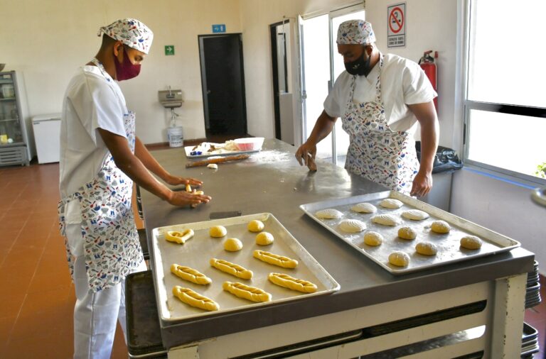 Jóvenes del centro de rehabilitación ‘Esperanza y Nueva Vida’ alistan venta de pan ácimo para temporada de Semana Santa 