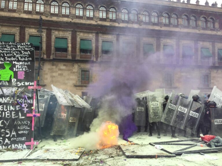 Manifestantes derriban vallas colocadas para ‘blindar’ a Palacio Nacional; las repelen con gas lacrimógeno