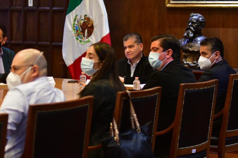 Miguel Riquelme sostiene reunión para puntualizar acciones de exhumación con Enfoque Masivo