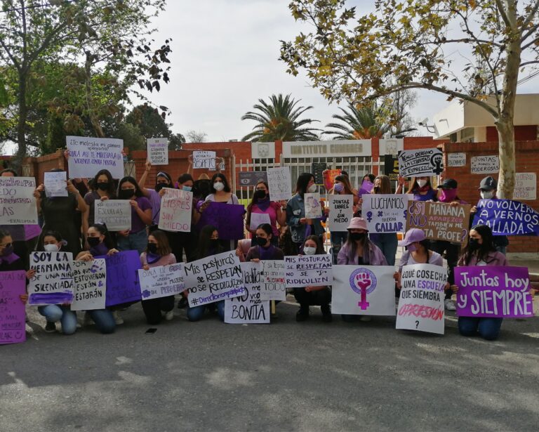 Protestan ex alumnas del Instituto Cumbres de Saltillo por opresión a estudiantes en el paro nacional del 9M