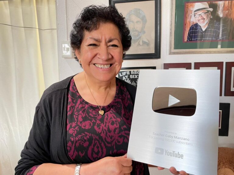 Recibe teacher saltillense placa por más de 100 mil suscriptores en YouTube