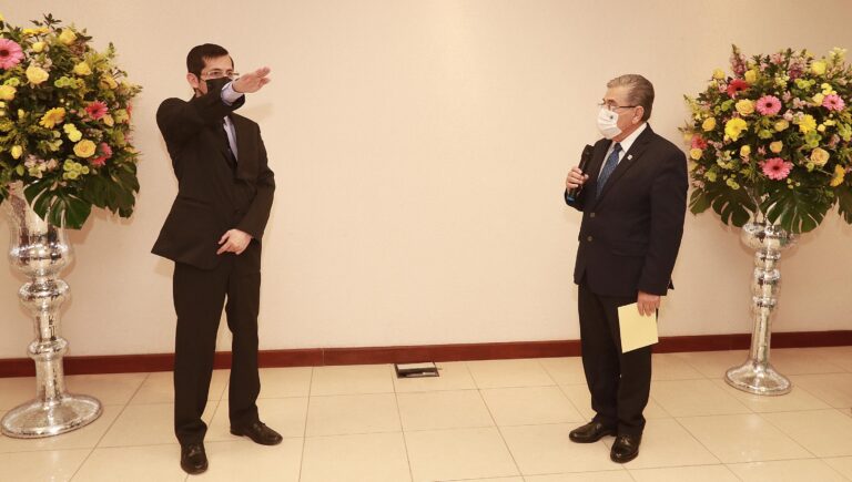 Rector toma protesta a director de la Facultad de Ciencias Químicas de la UA de C