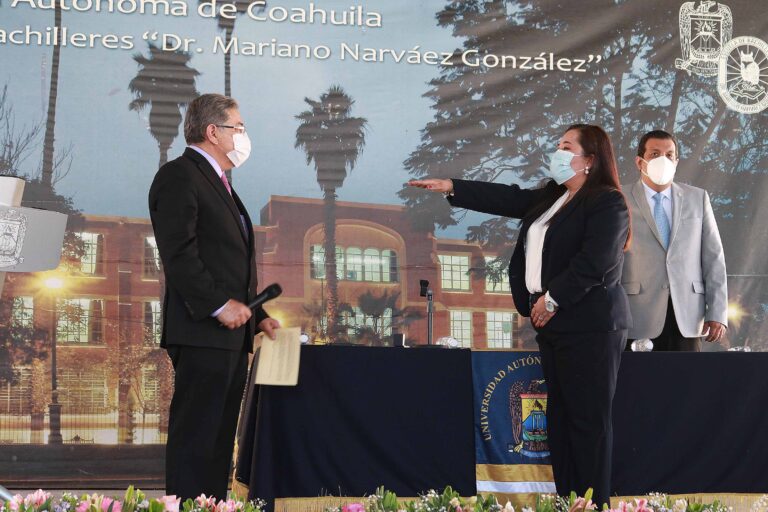 Rector toma protesta a la nueva directora de la Escuela de Bachilleres “Dr. Mariano Narváez González”