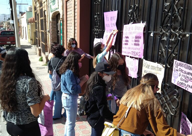 Se manifiestan alumnas y exalumnas del Colegio Nicolás Bravo. Denuncian casos de acoso