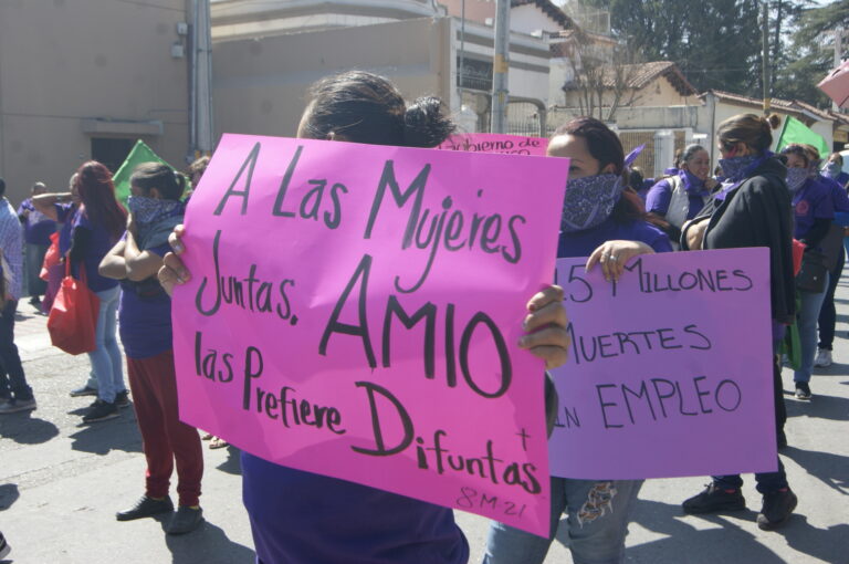 Se manifiestan mujeres en Saltillo contra el presidente Andrés López