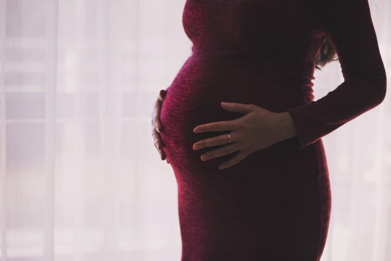 ¡Buenas noticias! Madres vacunadas vs COVID-19 pasan anticuerpos a BEBÉS en el útero y a través de leche materna