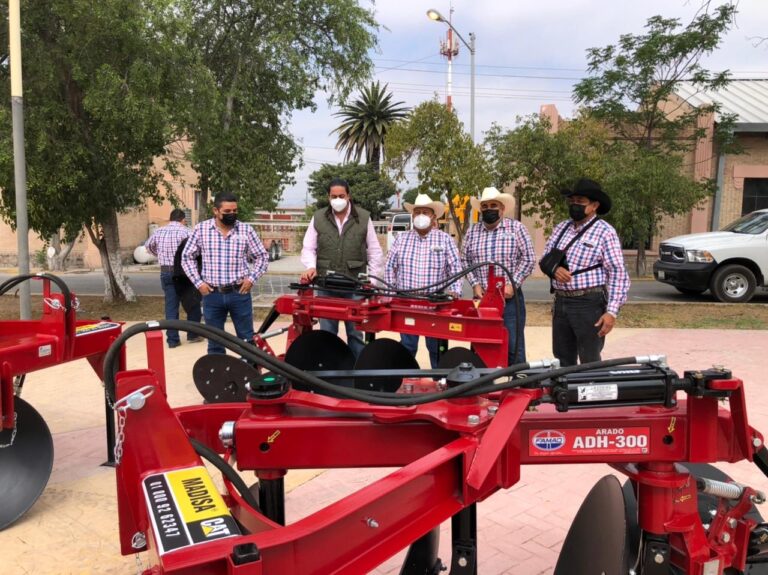 Continúan en Ramos Arizpe apoyando a los productores del campo 