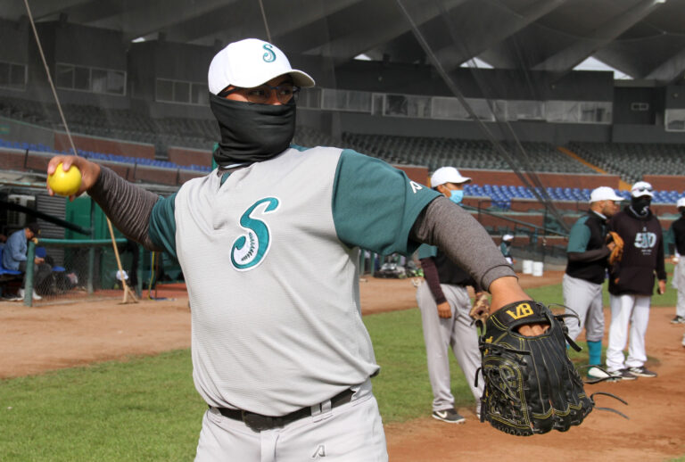  Edgar Gómez de los estelares en el bullpen sarapero    