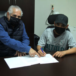 Firma Saraperos al joven yucateco Jorge Cervantes Lara de 14 años3