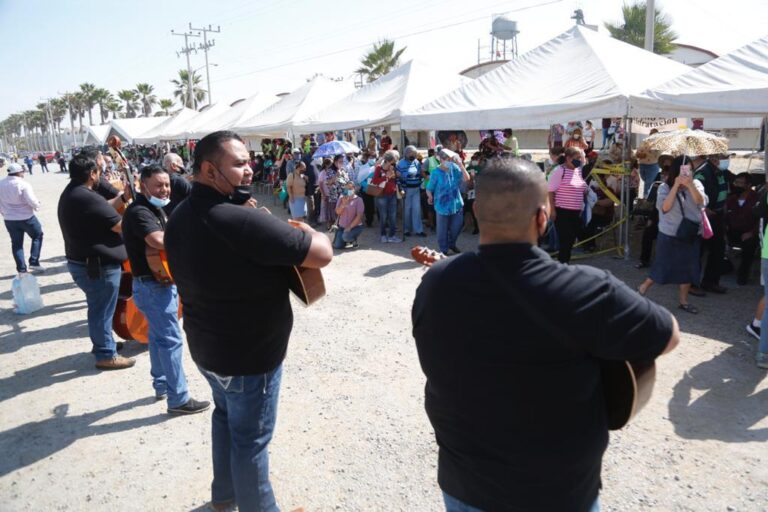 Llevan serenata a adultos mayores que esperaban ser vacunados