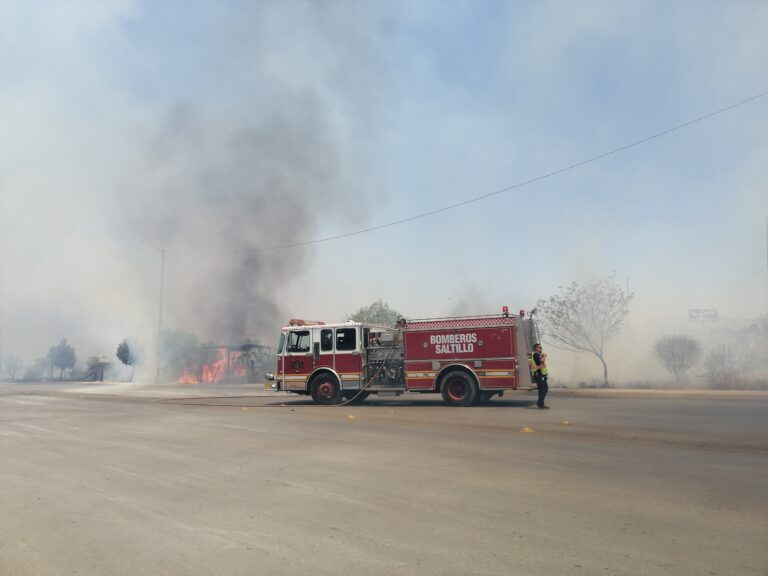 Sofocan incendio en predio al sur de Saltillo