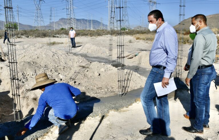 Alcalde supervisa construcción de nuevo albergue para mascotas en Ramos Arizpe 