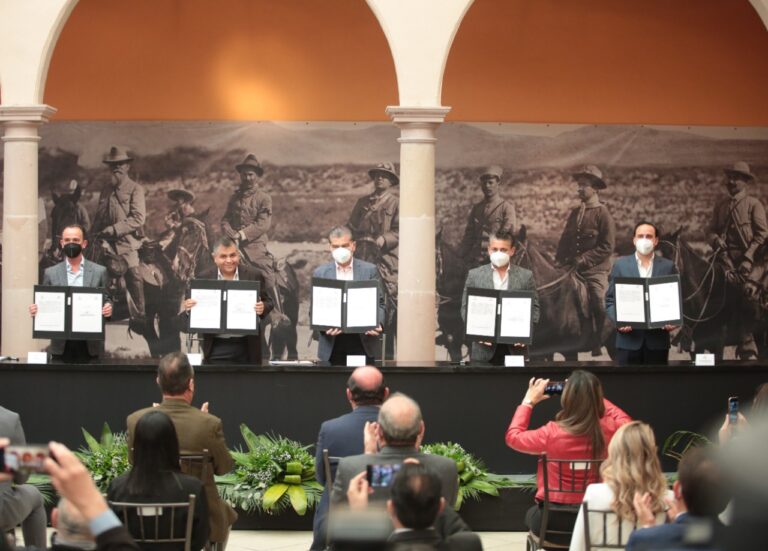 Atestigua Riquelme firma de convenio entre Congreso de Coahuila y COPARMEX