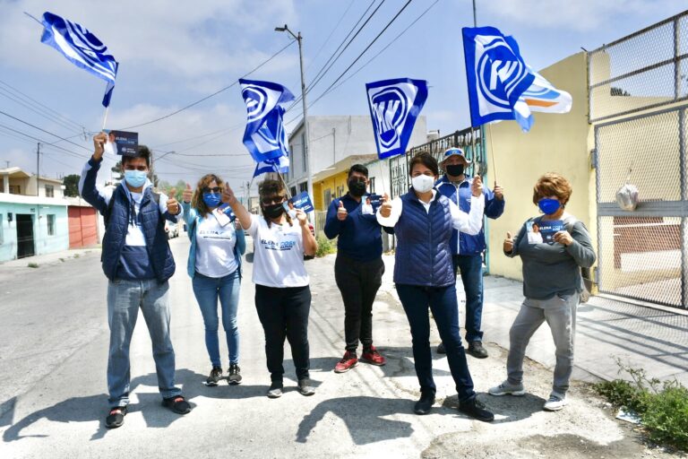 Candidata del PAN Elena Coss recorre la colonia Año de Juarez en Ramos Arizpe 