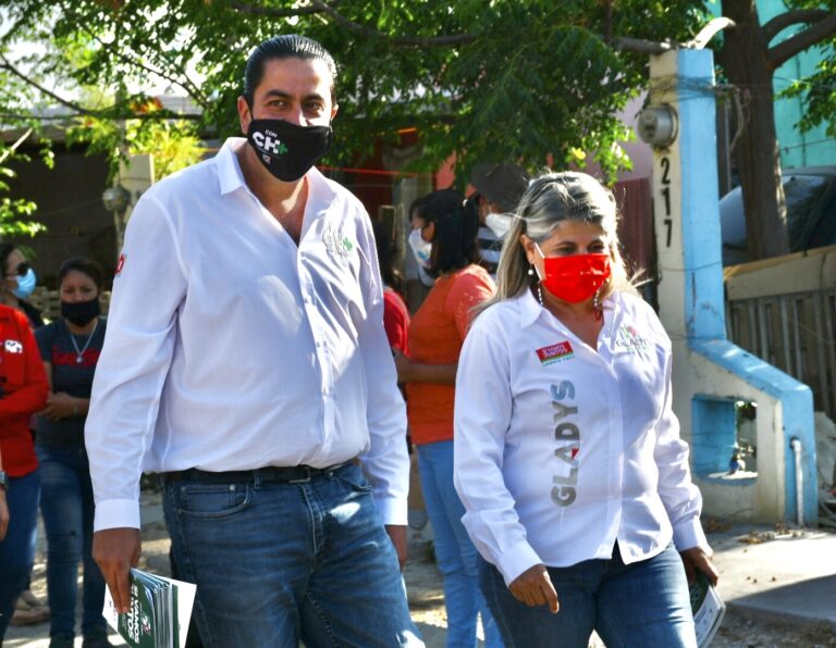 Chema Morales y Gladys Ayala llevan sus propuestas a vecinos de Valle Poniente 