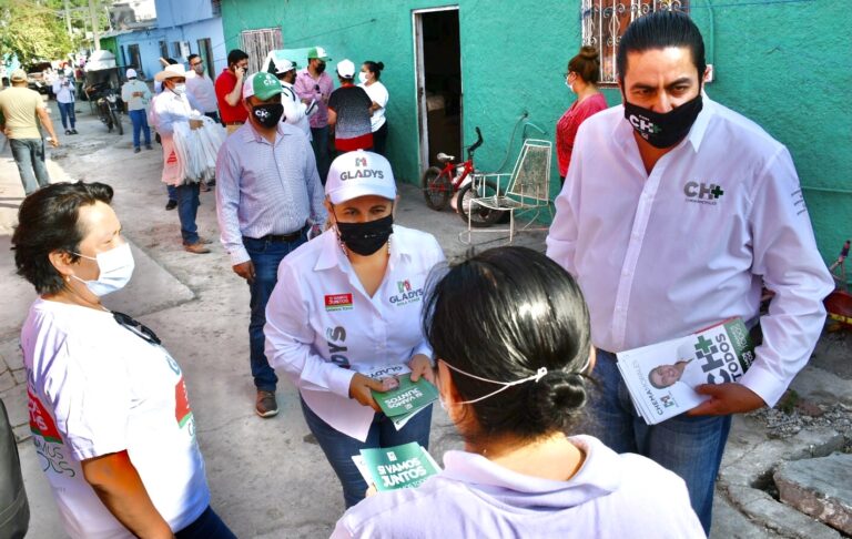 Chema y Gladys llevan sus propuestas a vecinos de La Esmeralda 