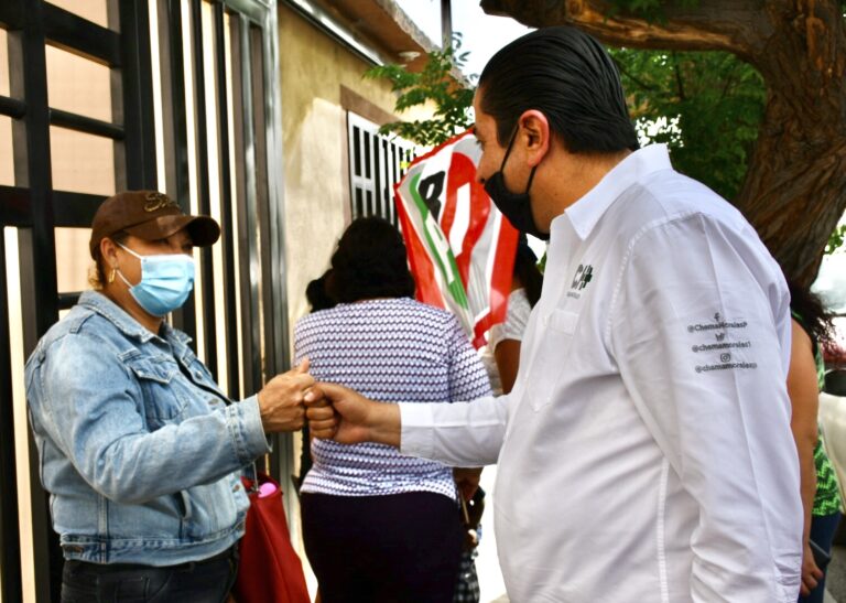 Chema y Gladys llevan juntos propuestas a vecinos de Manantiales Del Valle 