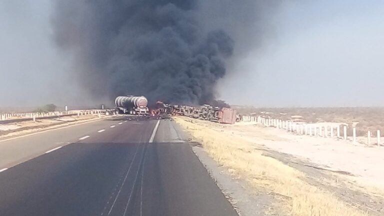 Choque con incendio en la autopista a Torreón