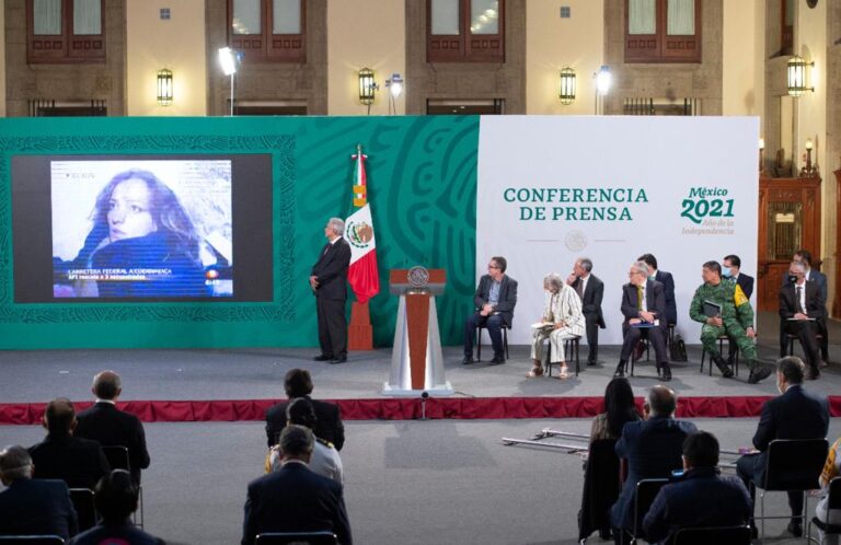 Dedica Andrés López gran parte de mañanera en revivir montaje de “detención” de Cassez y Vallarta