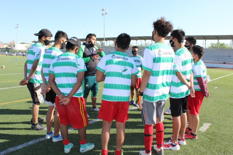 Disfrutan menores de edad del norte de Coahuila de Clínicas Guerreras, con el Club Santos