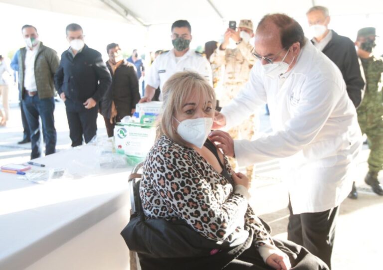 Gracias a la coordinación entre autoridades, inicia con éxito el proceso de vacunación al sector educativo en Coahuila: MARS