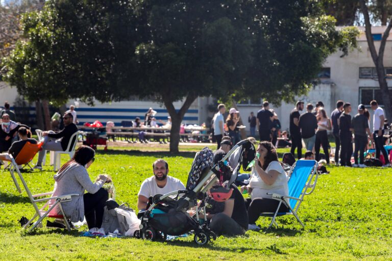 Israel camina hacia la normalidad: la mascarilla deja de ser obligatoria al aire libre