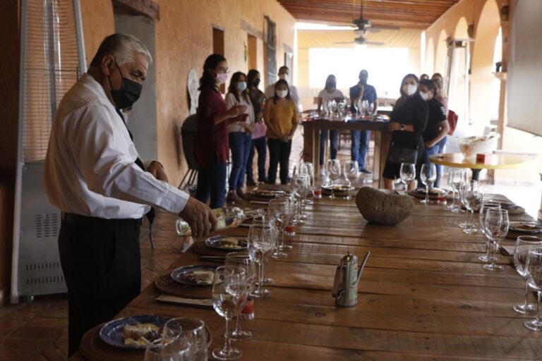 Miles visitan la ruta Vinos y Dinos en Semana Santa