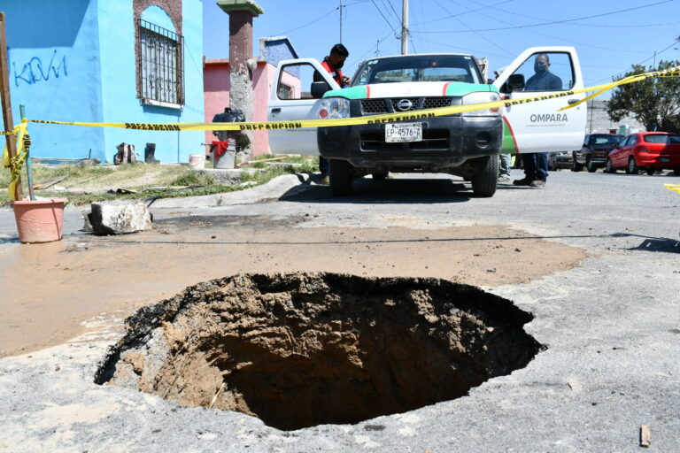 Obras Públicas y COMPARA comienzan labores de reparación en socavón en colonia Manantiales del Valle