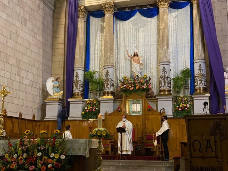 Participan saltillenses en ceremonia del Sábado Santo en Catedral 