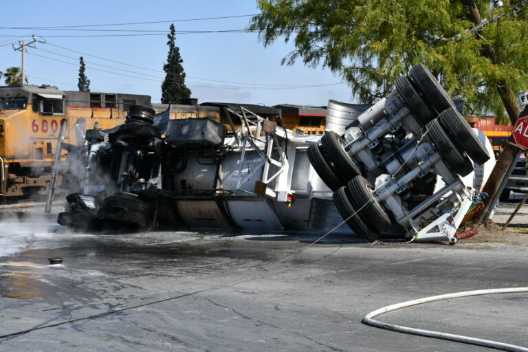 Pipa cargada con combustible vuelca tras intentar ganarle paso al tren en Ramos Arizpe 