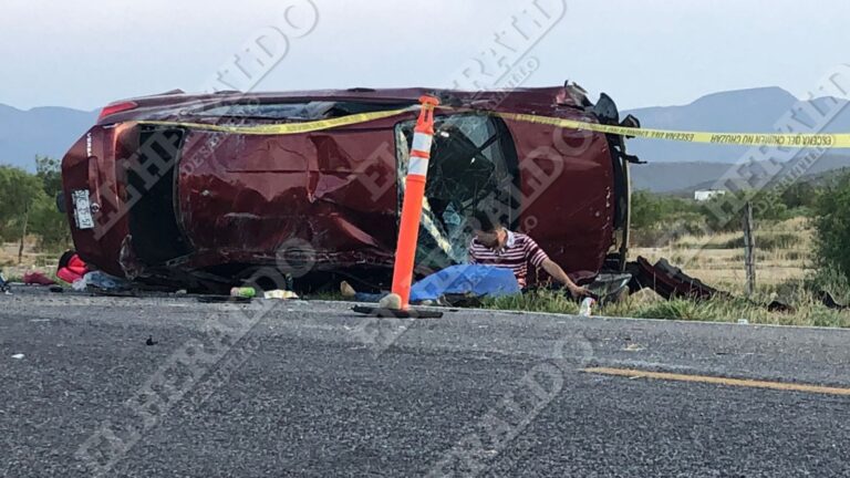 Muere mujer tras volcadura y tres menores resultan lesionados